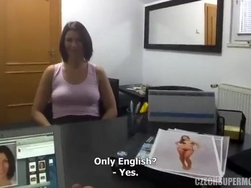 Чешская модель с красивой грудью отдается парнишке на полу офиса модельного агентства