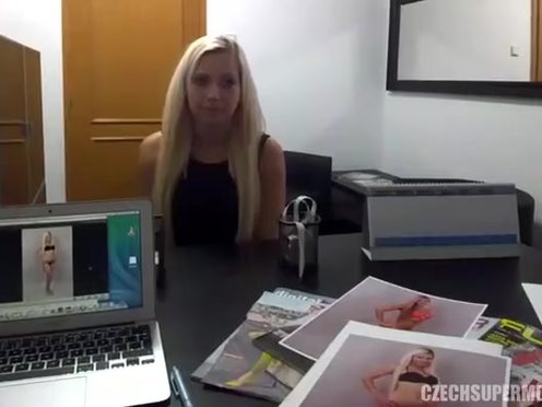 Похотливая блондинка устраивается работать секретаршей и проходит тест сексом
